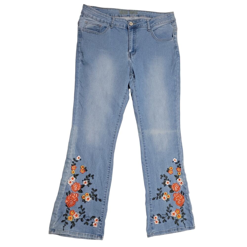 NEW MAX Women's Embroidered Floral Mid-Rise Faded Bootcut Jean's 32Wx30L EUC